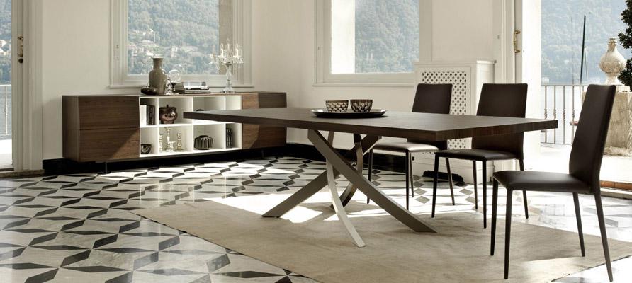 Il nome, Artistico, rispecchia la struttura di questo splendido tavolo di Bontempi. Della stessa azienda la sedia Malik e la credenza Amsterdam.