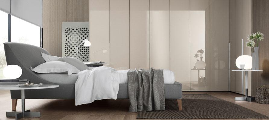 Un modernissimo stile impero disegna la testata del letto Elysee, firmato da Jesse, come l'armadio Ghost e i tavolini Tobia. Il tappeto e' di GT Design, modello Loop.