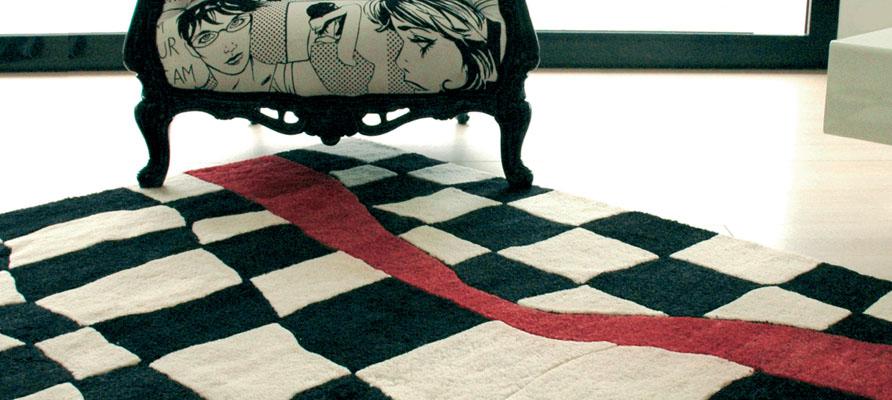 Un po' pop un po' geometrico il tappeto di Sartori modello Burano.