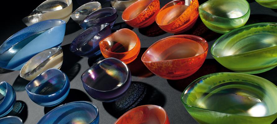 Vasi, centroravola e oggettistica in vetro di Murano impreziosiscono un ambiente sia classico sia moderno con un tocco raffinato di colore. Di Yalos Murano.