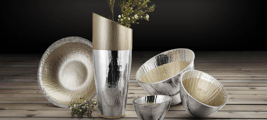 Sono in argento e cristallo i vasi e i centrotavola proposti da Argenesi. Un elegante mix disponibile in tanti colori.